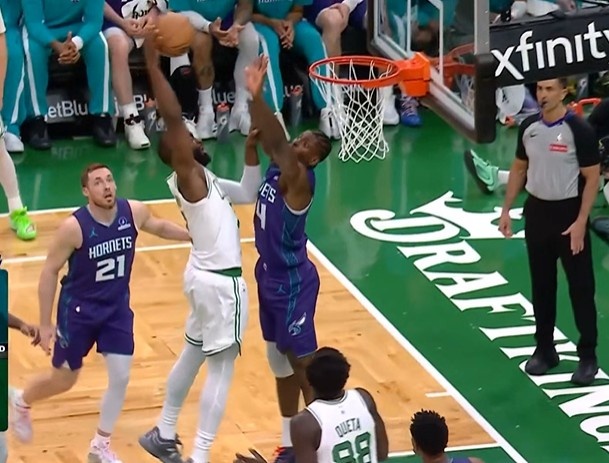 乐鱼官网-终于泄泄愤！杰伦·布朗突破蓄力起飞 单臂暴力隔扣迪亚巴特！