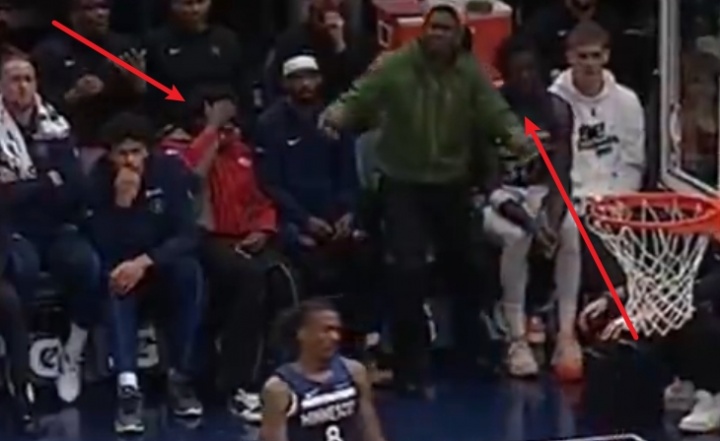 VIP注册-戈贝尔筐底放篮不进！场边麦丹无奈捂脸&amp;华子直接站起无语摊手