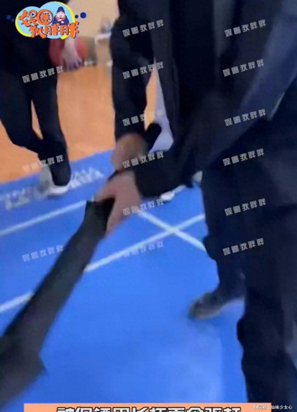 乐鱼官网-曝王鹤棣无视保镖当众殴打女粉